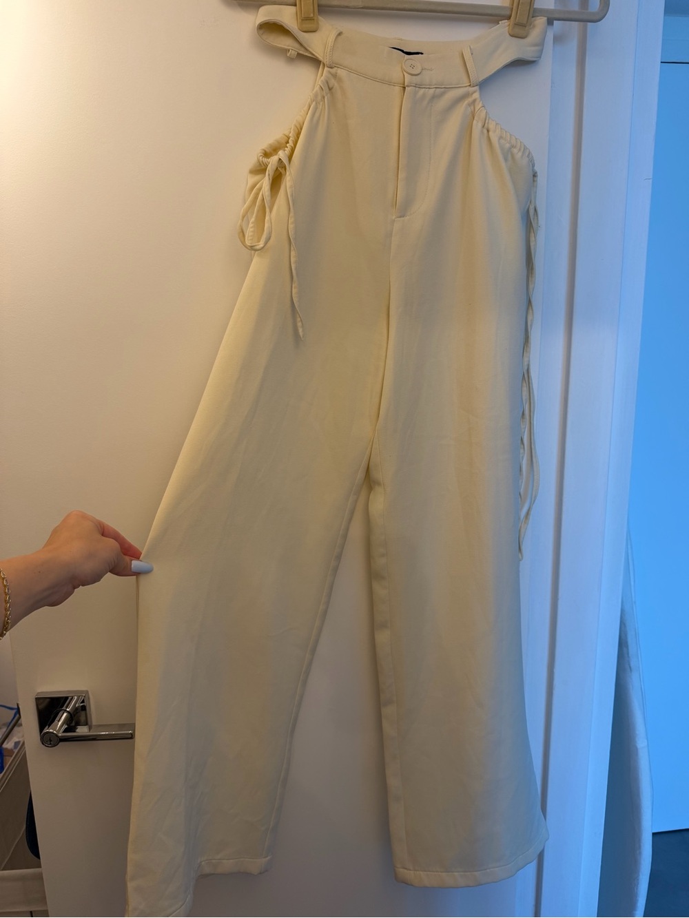 High-Waist cut out pants